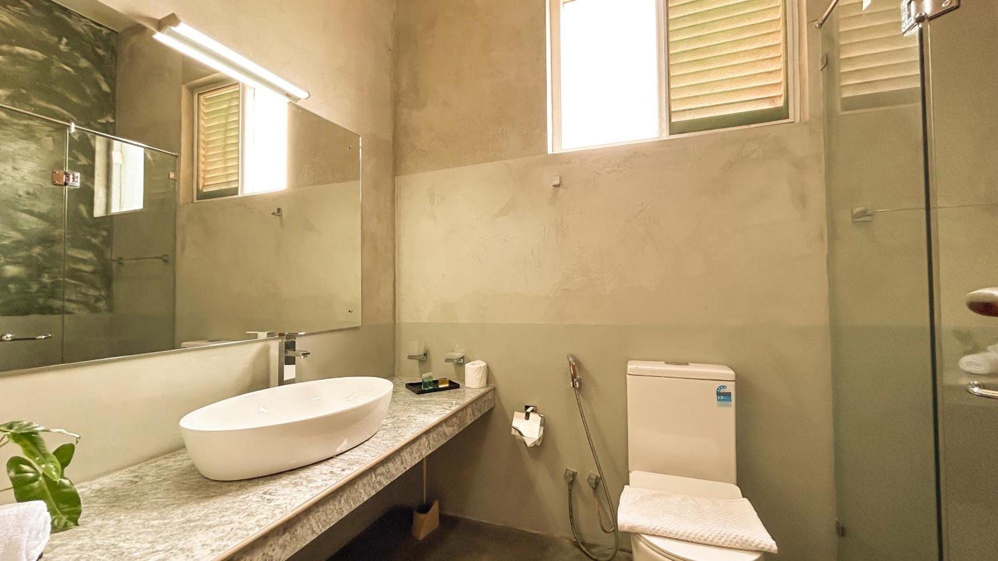 J Leaf Hotel By Blue Bird نيجومبو المظهر الخارجي الصورة