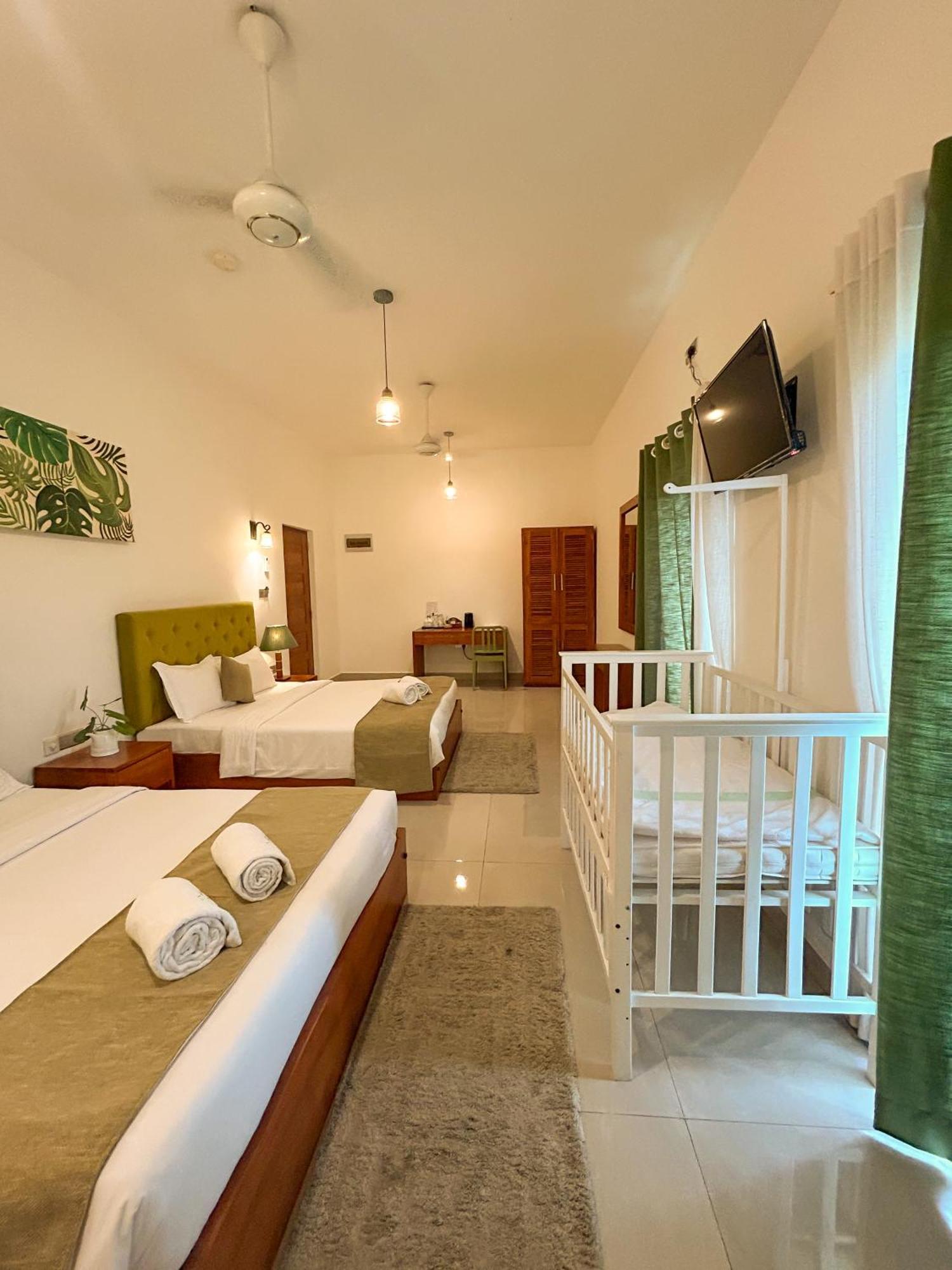 J Leaf Hotel By Blue Bird نيجومبو المظهر الخارجي الصورة